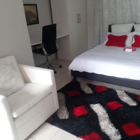 Ruros Guest House Kempton Park Exterior foto